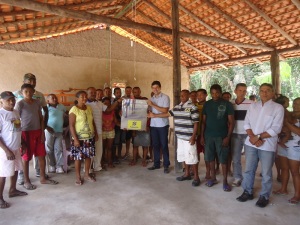 Comunidade recebe placa de inauguração. Foto: Ascom/ Cáritas Brasileira Regional Maranhão